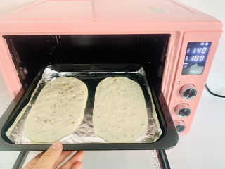 9、鲜肉榨菜锅盔,长帝CRDF32WBL烤箱提前预热。