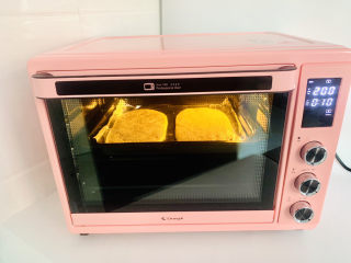 10、鲜肉榨菜锅盔,长帝CRDF32WBL烤箱上下火200度，烤15分钟上色均匀即可。