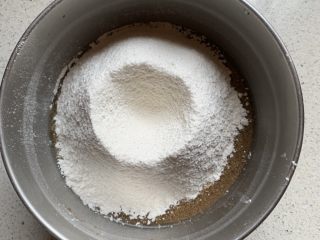 5、蓝莓麦芬蛋糕,低筋面粉和泡打粉混合过筛