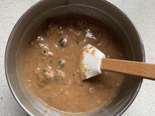 7、蓝莓麦芬蛋糕,用刮刀翻拌到全部湿润，这时候的面糊多块又粗糙，没事的，不要过度搅拌！