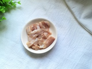 2、南瓜鸡肉浓汤,将鸡腿肉洗净切小块