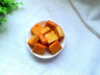 3、南瓜鸡肉浓汤,将南瓜洗净去皮切小块