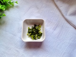 4、南瓜鸡肉浓汤,小葱洗净切成葱花