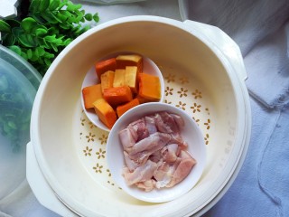5、南瓜鸡肉浓汤,将南瓜和鸡腿肉放入蒸锅,蒸15分钟出锅,全程中小火