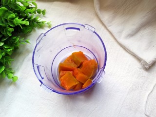 6、南瓜鸡肉浓汤,将蒸熟的南瓜倒入辅食机