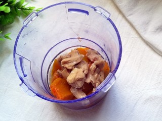7、南瓜鸡肉浓汤,再加入蒸熟的鸡腿肉