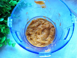 9、南瓜鸡肉浓汤,将南瓜,鸡腿肉,小葱打成泥