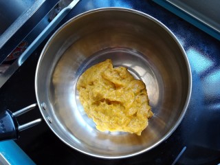 10、南瓜鸡肉浓汤,再将南瓜鸡肉泥倒入锅中