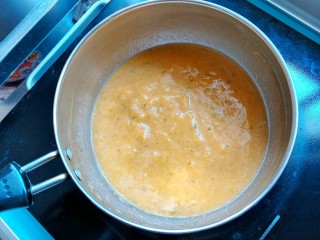 11、南瓜鸡肉浓汤,加入1碗开水,再次煮开即可关火出锅