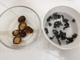 2、家常炖鸡汤,干香菇和木耳用温水泡上。