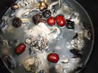 3、家常炖鸡汤,腌好的鸡肉倒入电饭锅内胆，加入泡发的香菇和木耳，去核的红枣，然后再加水至恰好没过鸡肉。按下“煮饭”或者“煲汤”或者“肉/鸡”模式。按自家的电饭锅性能选择，大约炖30分钟时间。