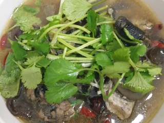 5、家常炖鸡汤,我还喜欢撒一大把葱和香菜。