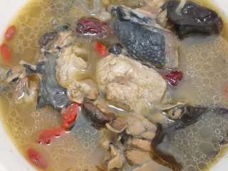 6、家常炖鸡汤,让鸡肉更入味，除了腌，还可以将焯水后的鸡肉先炒一下（炒的调料和腌鸡肉的一样）。时间比较急的话可以这样做，不过这种方式炖出来的汤有点油腻。（如图）