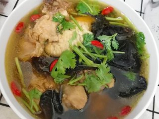 9、家常炖鸡汤,也可以不腌不炒直接炖，这样鸡肉的味道比较淡，汤也是好喝的。