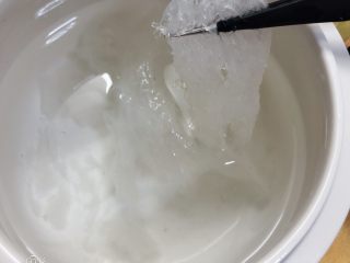 2、木瓜炖燕窝,今天的燕窝用矿泉水泡发了8小时，些许杂毛自动飘溢出来了，省去了很多挑毛的时间