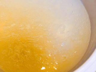 4、木瓜炖燕窝,炖好的燕窝看着像蛋清一样稠滑????，燕窝炖好放着备用