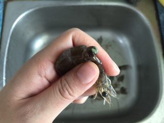 3、砂锅粥—鲜虾粥,挤掉虾头上的脏东西。