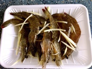 5、砂锅粥—鲜虾粥,放入姜丝，盐，一点点糖，胡椒粉腌制10分钟。