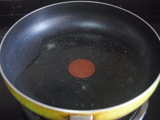 6、猪肝拌卷粉,热锅，放入适量食用油