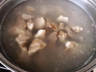 3、排骨蚬子时蔬面,排骨洗净焯水后再次清洗干净放入清水中再放入花椒、大料、姜、一品鲜酱油、蚝油、料酒、糖开始煮排骨煮至排骨熟嫩而不软烂即可