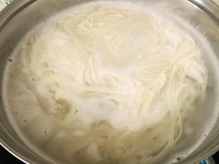 4、排骨蚬子时蔬面,面条在开水中煮熟用冷水过凉备用