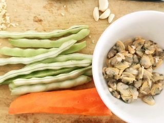 5、排骨蚬子时蔬面,准备原材料芸豆、胡萝卜、去壳的蚬子肉