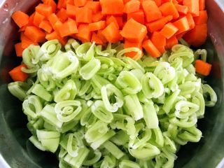 6、排骨蚬子时蔬面,芸豆和胡萝卜切成小丁