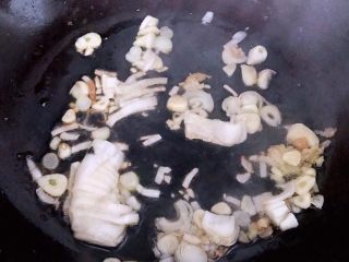 7、排骨蚬子时蔬面,锅中倒入底油加热放入葱姜蒜爆香