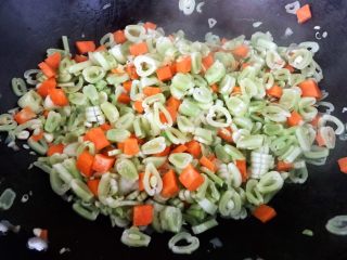 8、排骨蚬子时蔬面,放入芸豆和胡萝卜丁大火快速翻炒至变色