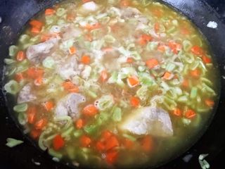 9、排骨蚬子时蔬面,倒入排骨汤炖起来约10分钟左右