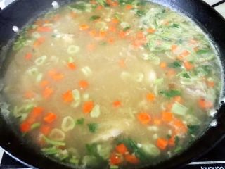 11、排骨蚬子时蔬面,蚬子汤开锅放入盐和味精调味均匀撒上葱花和香菜即可