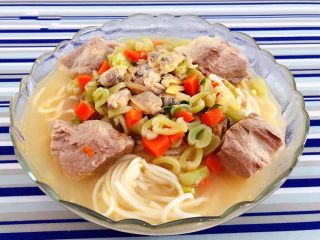 12、排骨蚬子时蔬面,香浓鲜美的排骨蚬子时蔬面装入容器中