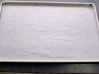 11、香蕉飞饼卷,烤箱预热，烤盘铺上烘焙纸