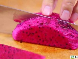 1、火龙果蛋糕 宝宝辅食食谱,火龙果切小块。