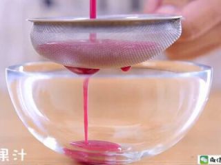3、火龙果蛋糕 宝宝辅食食谱,过滤出细腻果汁。