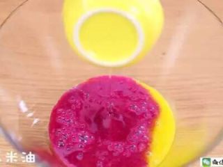 5、火龙果蛋糕 宝宝辅食食谱,倒入火龙果汁和玉米油，搅拌均匀。