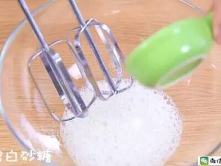 7、火龙果蛋糕 宝宝辅食食谱,加入三分之一白砂糖。