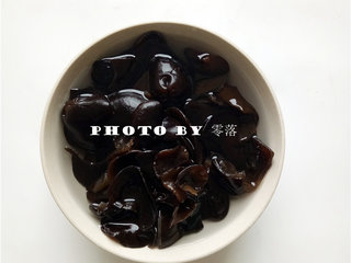 1、白菜炒木耳,木耳提前用清水泡发；