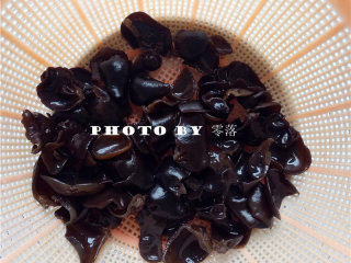 2、白菜炒木耳,撕成小块，沥干水分；