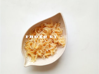 4、白菜炒木耳,备上熟虾皮；