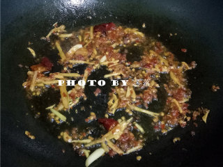 8、白菜炒木耳,再放入郫县豆瓣酱翻炒；