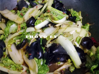 12、白菜炒木耳,食材炒熟后，调入适量醋、盐、白糖，翻炒均匀，关火，起锅。