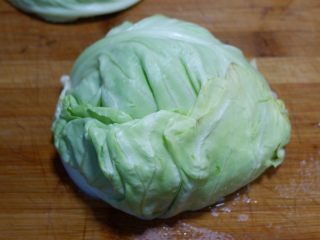 1、酸甜圆白菜，爽口开胃的首选,圆白菜去除外层的老叶洗净