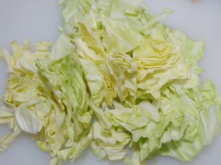 2、酸甜圆白菜，爽口开胃的首选,斜刀切成小片。