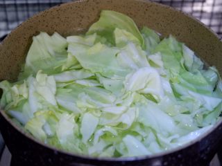 4、酸甜圆白菜，爽口开胃的首选,将圆白菜放入焯水，焯至断生。