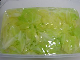 5、酸甜圆白菜，爽口开胃的首选,取出立刻放入冷水中过凉。沥干水备用。