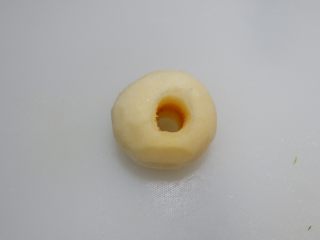 6、酸甜圆白菜，爽口开胃的首选,雪梨去掉核削去外皮。