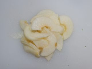 7、酸甜圆白菜，爽口开胃的首选,切成薄片。