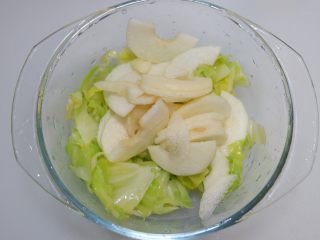 8、酸甜圆白菜，爽口开胃的首选,将圆白菜和雪梨放入稍大的容器。
