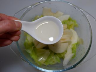 9、酸甜圆白菜，爽口开胃的首选,加入白醋